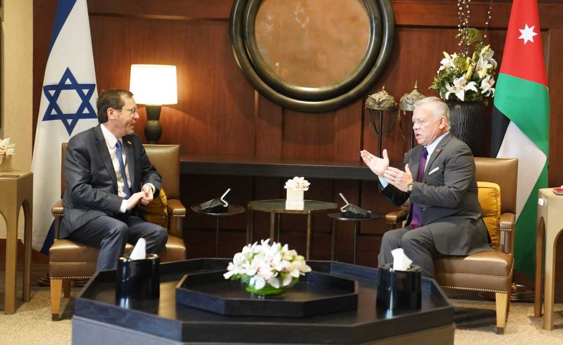 King Abdullah meets Israeli president, reaffirms need for peace